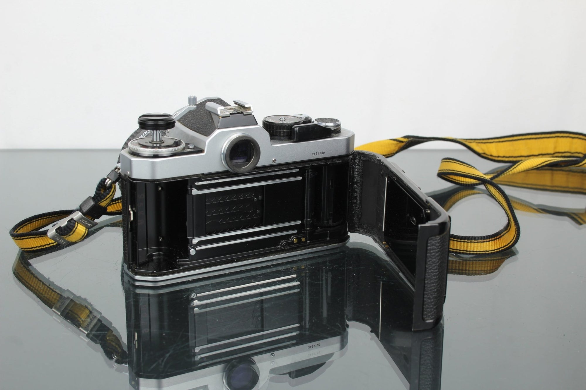 Nikon FE2 + Nikkor 35 - 70mm 1:3.3 - 4.5 lens - Dutch|Thrift