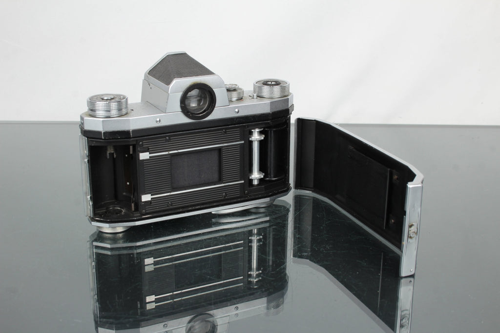 Praktica IV + Pentacon 1.8/50 - Dutch|Thrift
