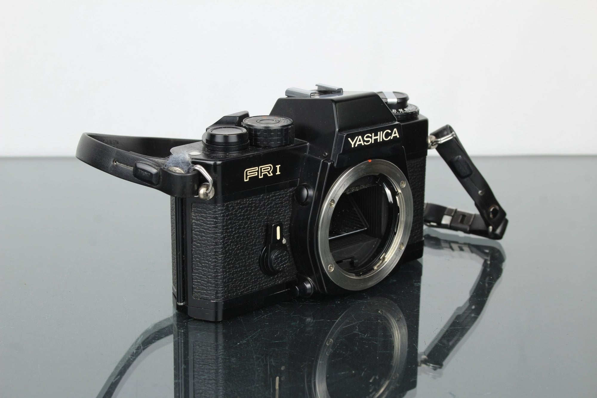 Yashica FR 1 - Dutch|Thrift